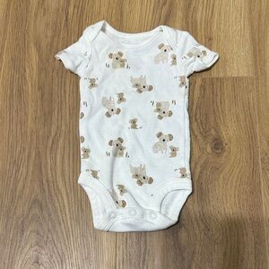 🎉4/20$🎉Adorable Cream Baby Onesie with Bear Print